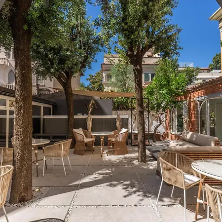 V E N E R E Villa Suites